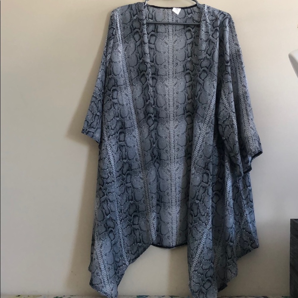 Snake print cardigan. PLUS SIZE